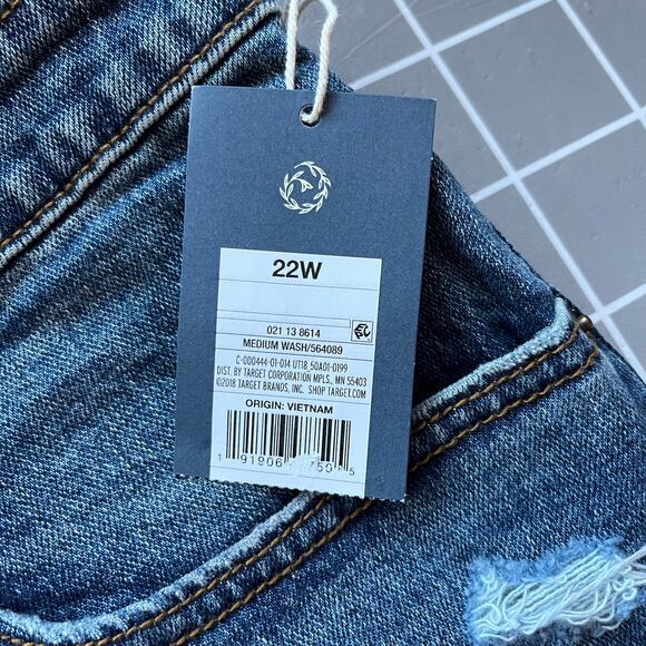 Universal Thread Medium Wash Distressed Cut Off Boyfriend Denim Shorts NWT 22W - Picture 11 of 13